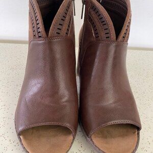 Cloud Walkers Ankle Boots, Peep Toe Booties, size 9W